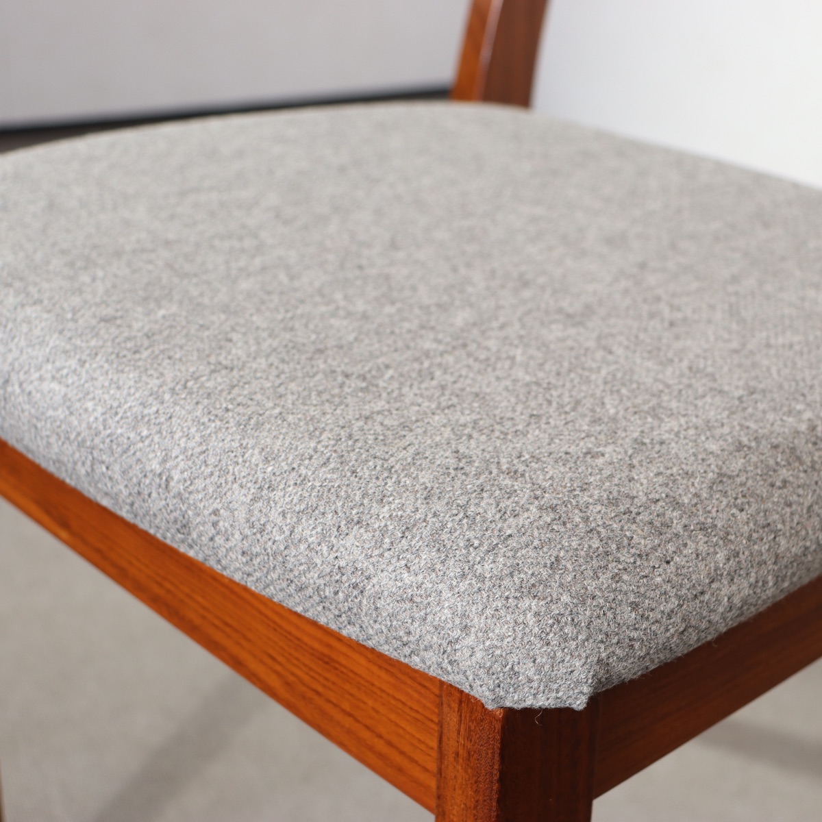 ネイサンNATHAN製ダイニングチェア。