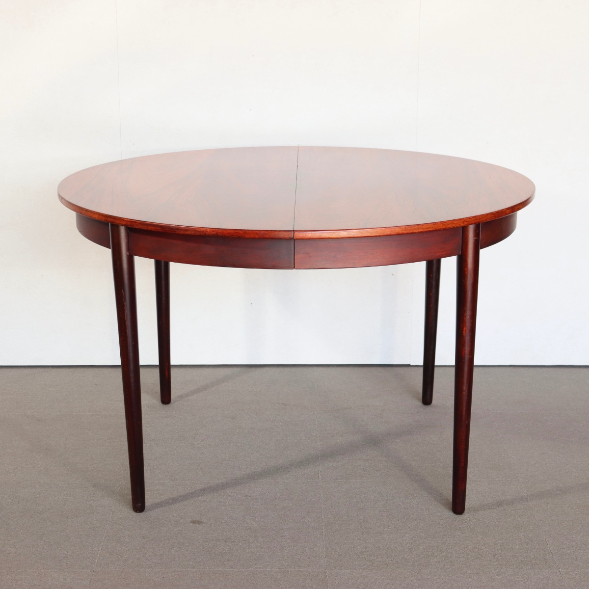 デンマーク製のラウンドダイニングテーブル。自然な経年の艶が魅力の北欧ヴィンテージ。ローズウッドの美しさを素直に味わえる一台。