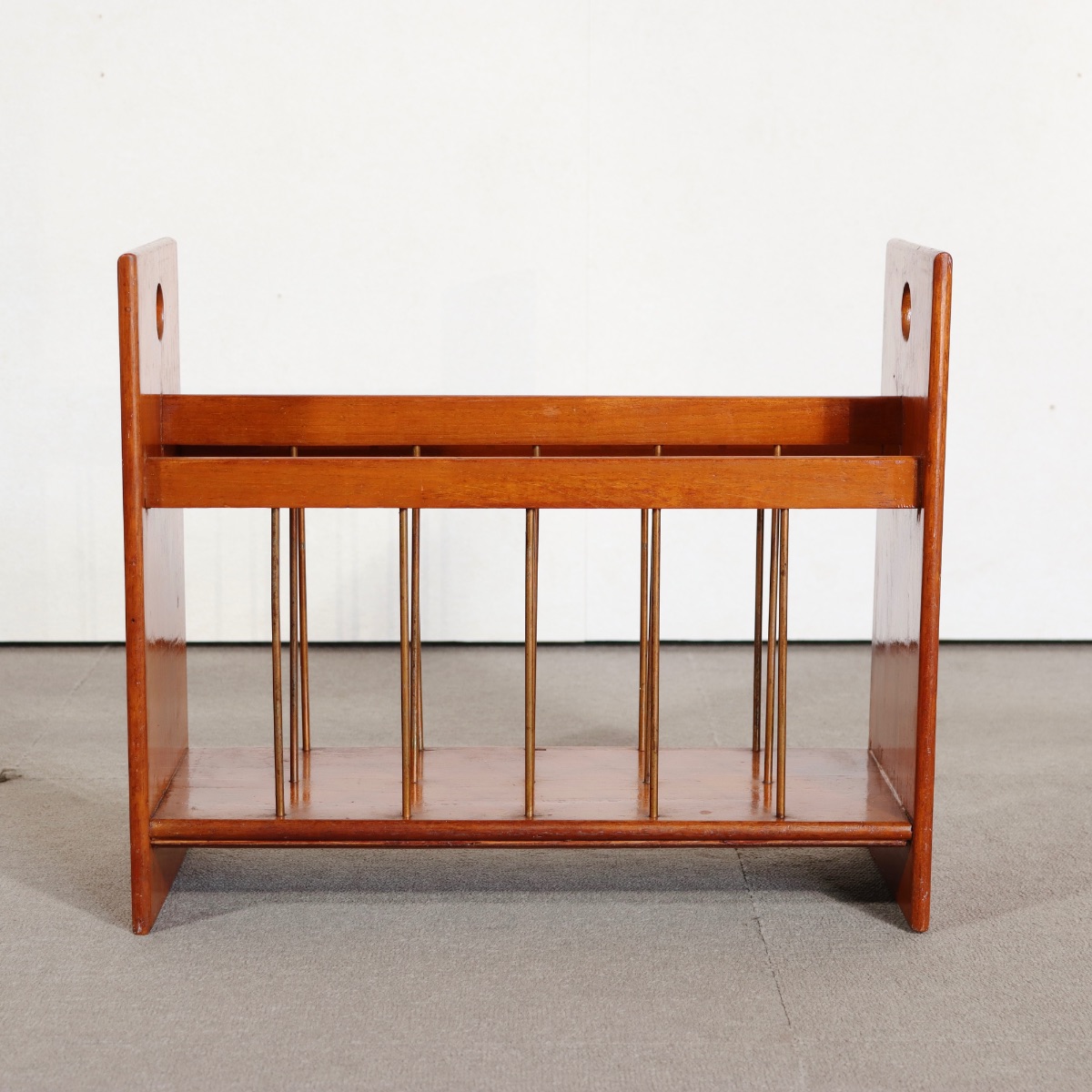 英国ヴィンテージのマガジンラック。ミニマルデザイン。