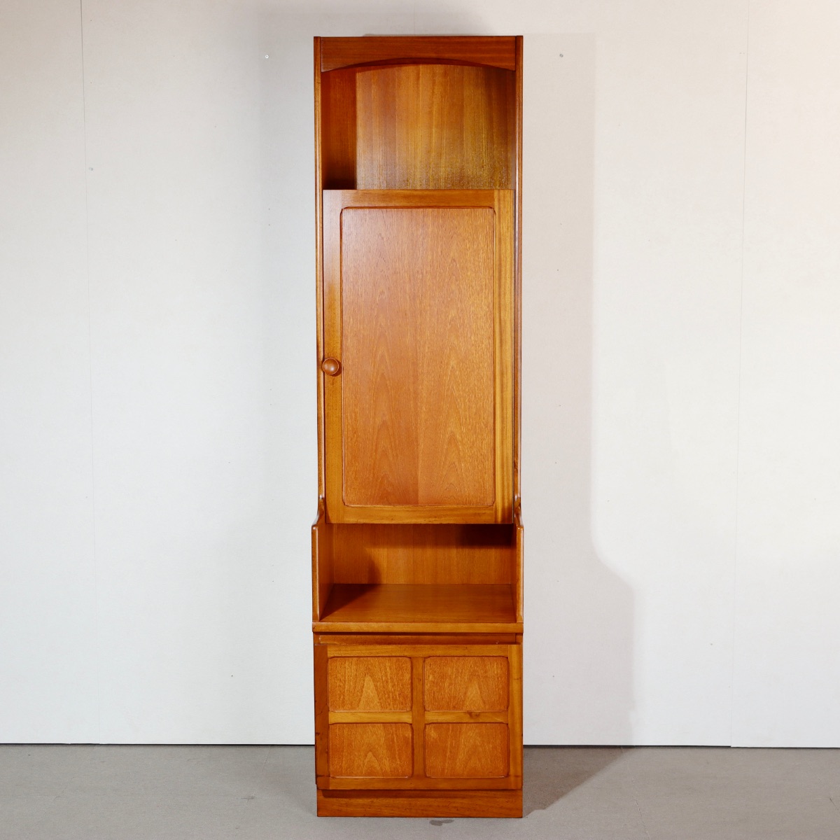 ネイサンNATHANのトールキャビネット。チーク材の木目が豊かに映える北欧ヴィンテージ。穏やかな存在感。