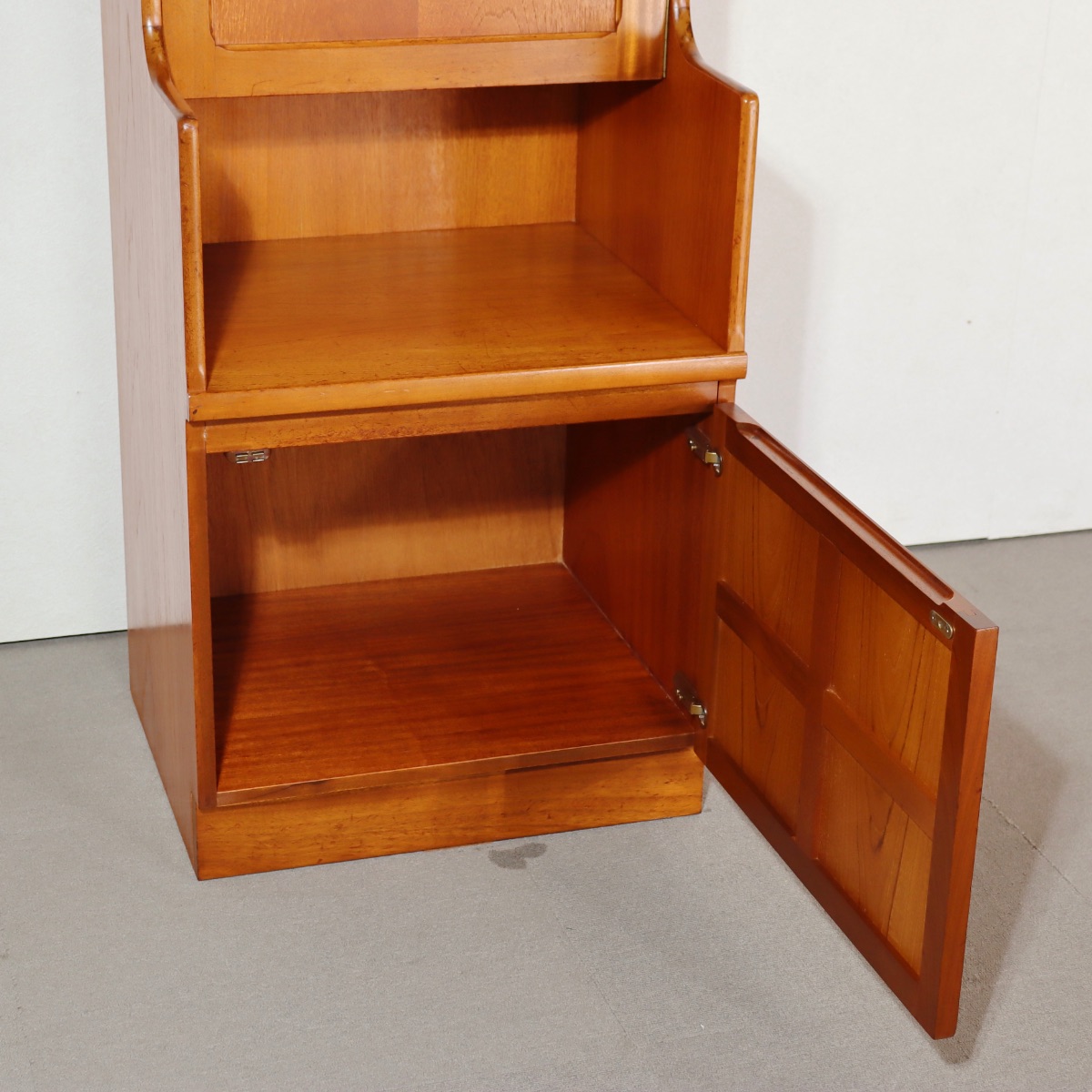 ネイサンNATHANのトールキャビネット。チーク材の木目が豊かに映える北欧ヴィンテージ。穏やかな存在感。