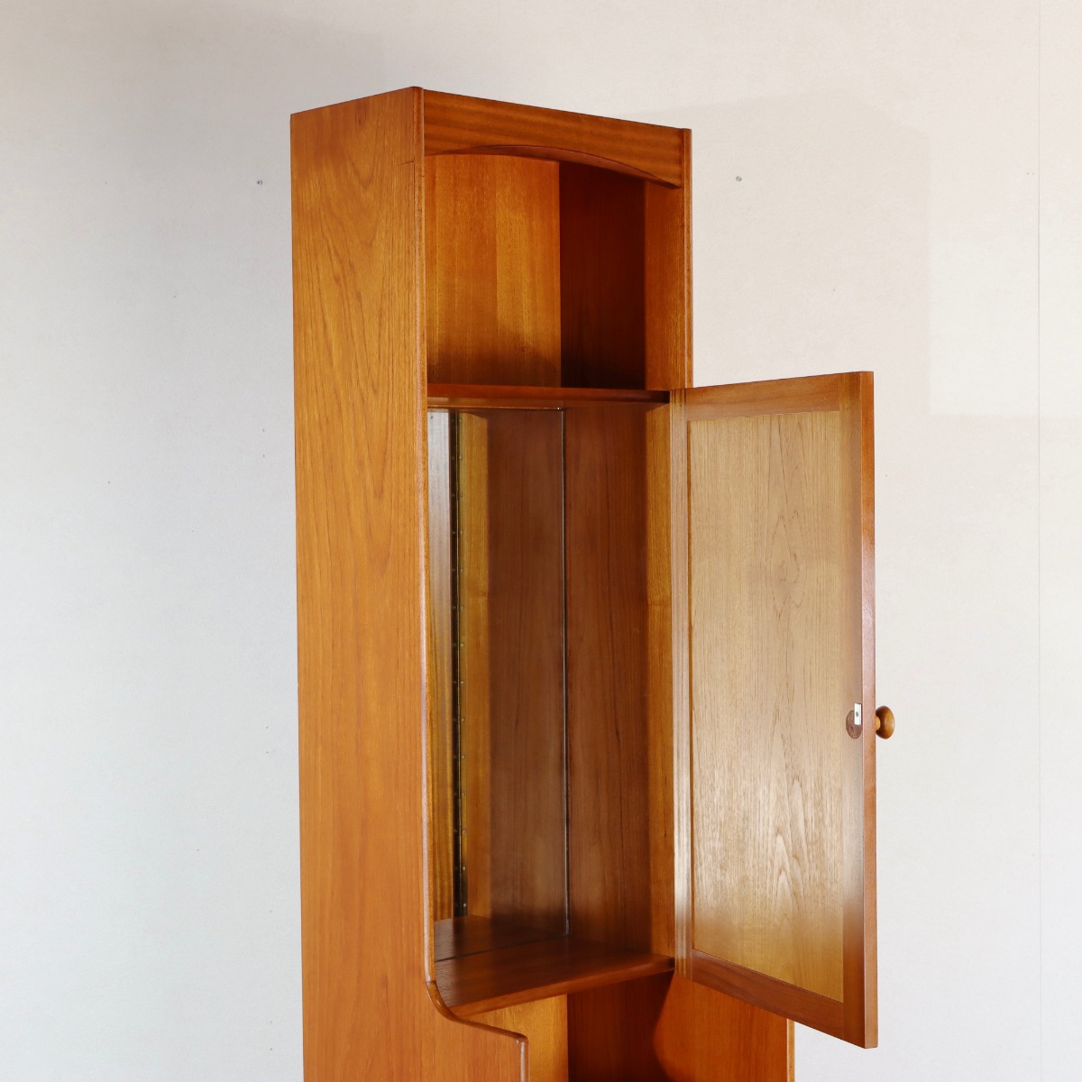 ネイサンNATHANのトールキャビネット。チーク材の木目が豊かに映える北欧ヴィンテージ。穏やかな存在感。