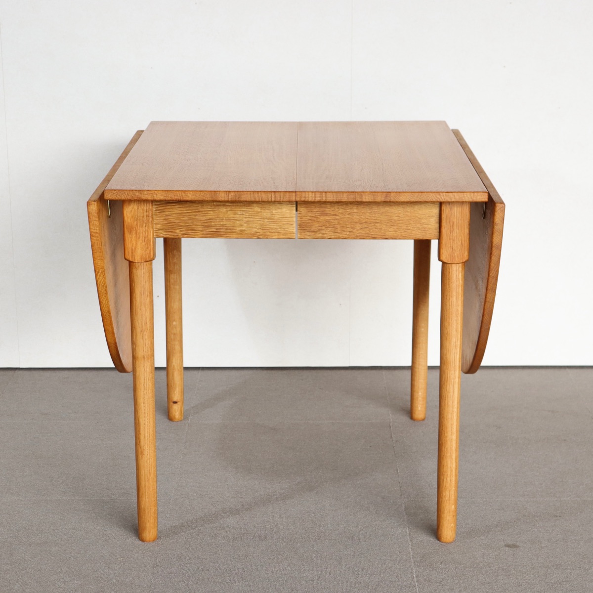 デンマーク製の楕円形の拡張式ダイニングテーブル。深みのあるチーク材が映える北欧ヴィンテージ。静寂を感じる上質な佇まい。