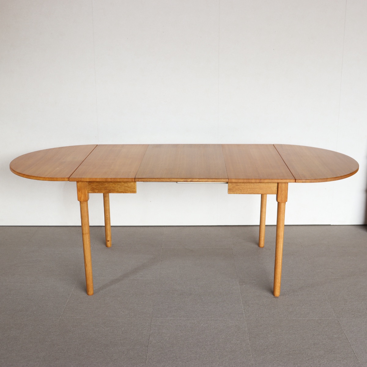 デンマーク製の楕円形の拡張式ダイニングテーブル。深みのあるチーク材が映える北欧ヴィンテージ。静寂を感じる上質な佇まい。