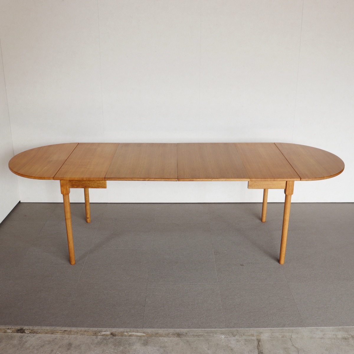 デンマーク製の楕円形の拡張式ダイニングテーブル。深みのあるチーク材が映える北欧ヴィンテージ。静寂を感じる上質な佇まい。