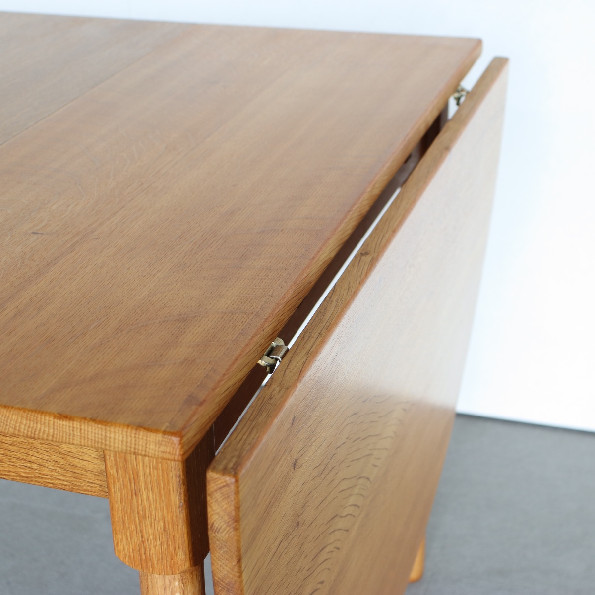 デンマーク製の楕円形の拡張式ダイニングテーブル。深みのあるチーク材が映える北欧ヴィンテージ。静寂を感じる上質な佇まい。