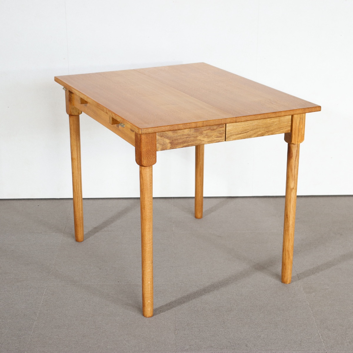 デンマーク製の楕円形の拡張式ダイニングテーブル。深みのあるチーク材が映える北欧ヴィンテージ。静寂を感じる上質な佇まい。