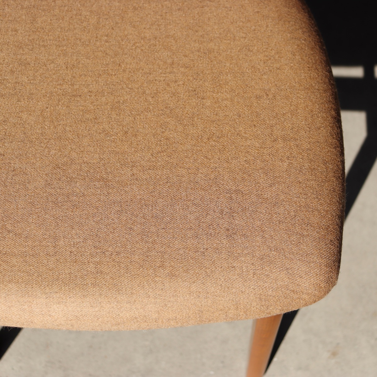 デンマーク製ダイニングチェア。木の温度を感じるチーク材北欧ヴィンテージ。柔らかな空気を纏う。