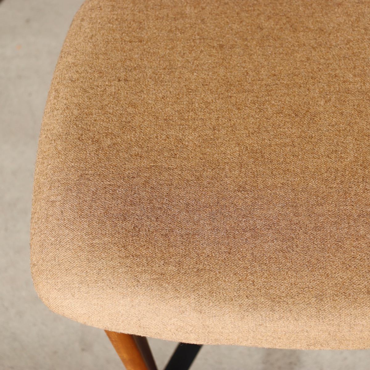 デンマーク製ダイニングチェア。木の温度を感じるチーク材北欧ヴィンテージ。柔らかな空気を纏う。