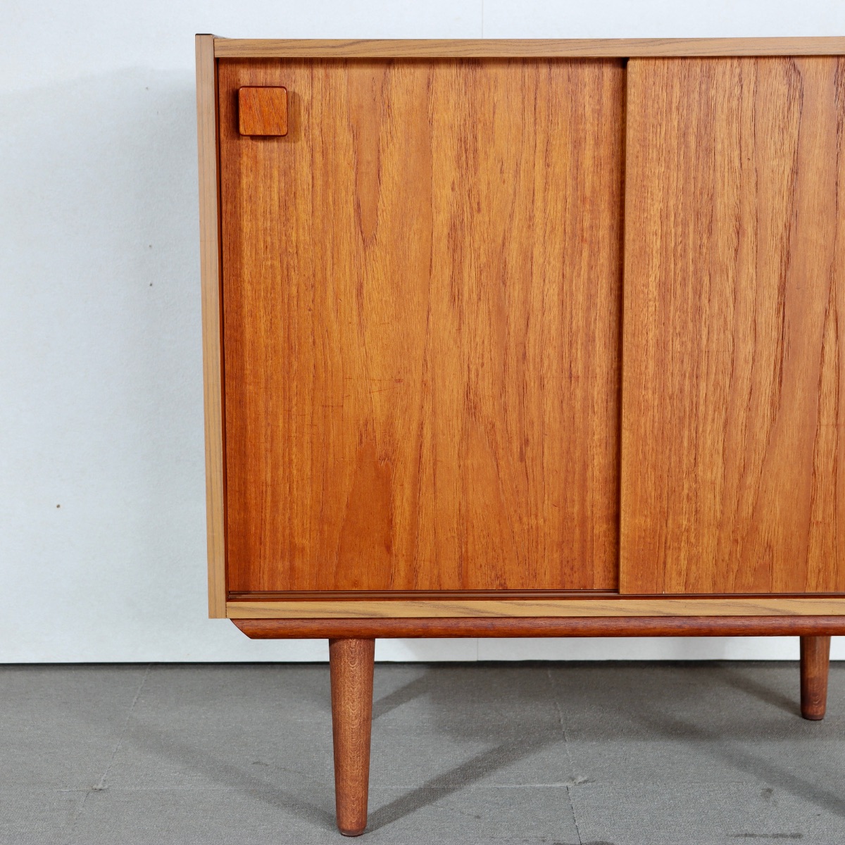 デンマーク製キャビネット。木の質感を活かしたチーク材北欧ヴィンテージ。自然体の上質さ。