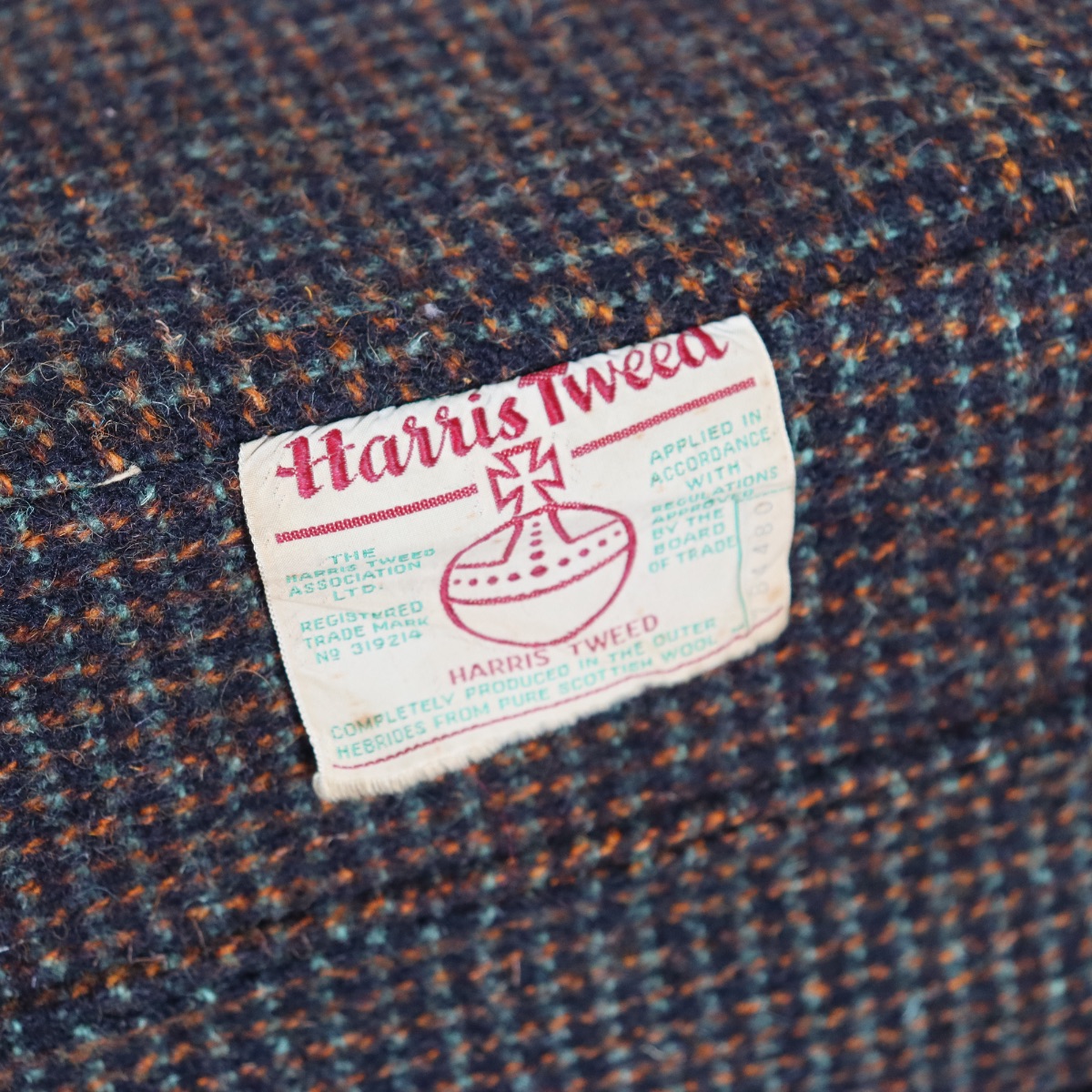 英国ヴィンテージの二人掛けソファ。深みのあるチーク材が印象的な北欧ヴィンテージ。静かな存在感を放つ美しい佇まい。