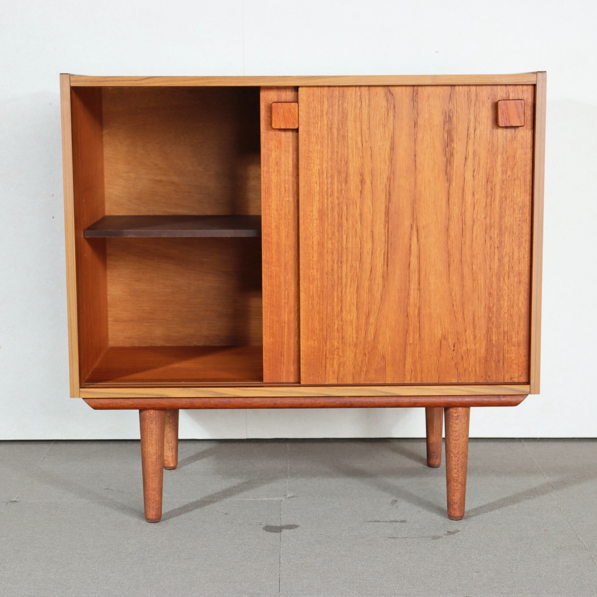 デンマーク製キャビネット。木の質感を活かしたチーク材北欧ヴィンテージ。自然体の上質さ。