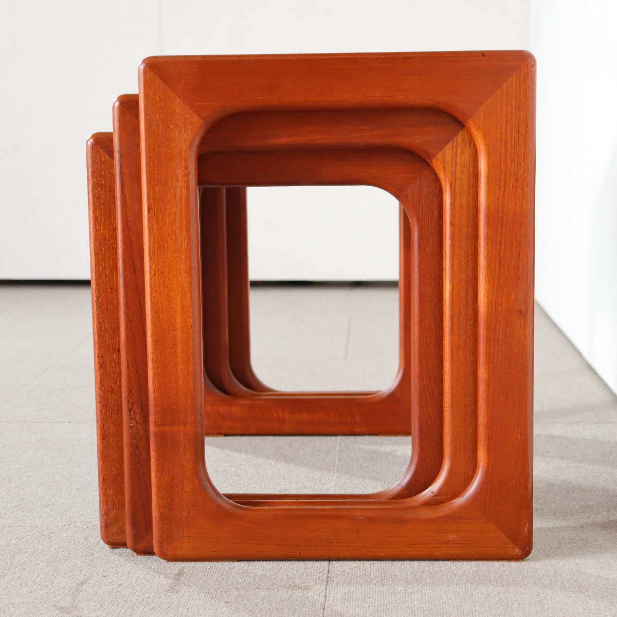 デンマーク製ネストテーブル。木の質感を活かしたチーク材北欧ヴィンテージ。自然体の上質さ。