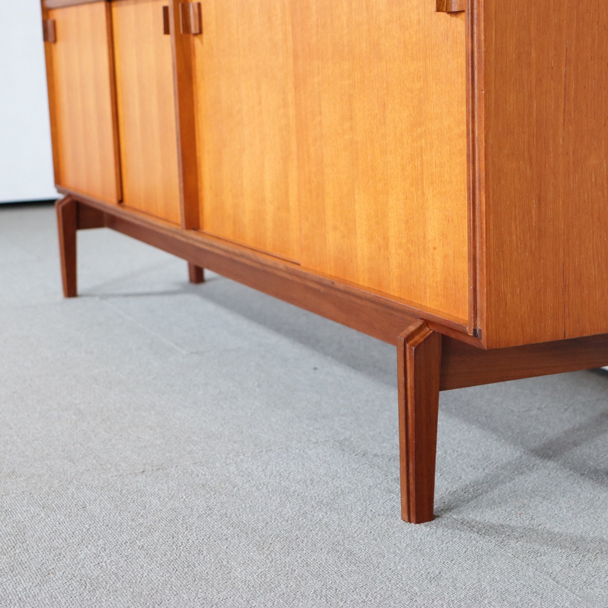 ビーバーアンドタプレイBEAVER&TAPLEYのブックケース。柔らかな木目が空間に馴染む北欧ヴィンテージ。上品な艶をまとった一台。