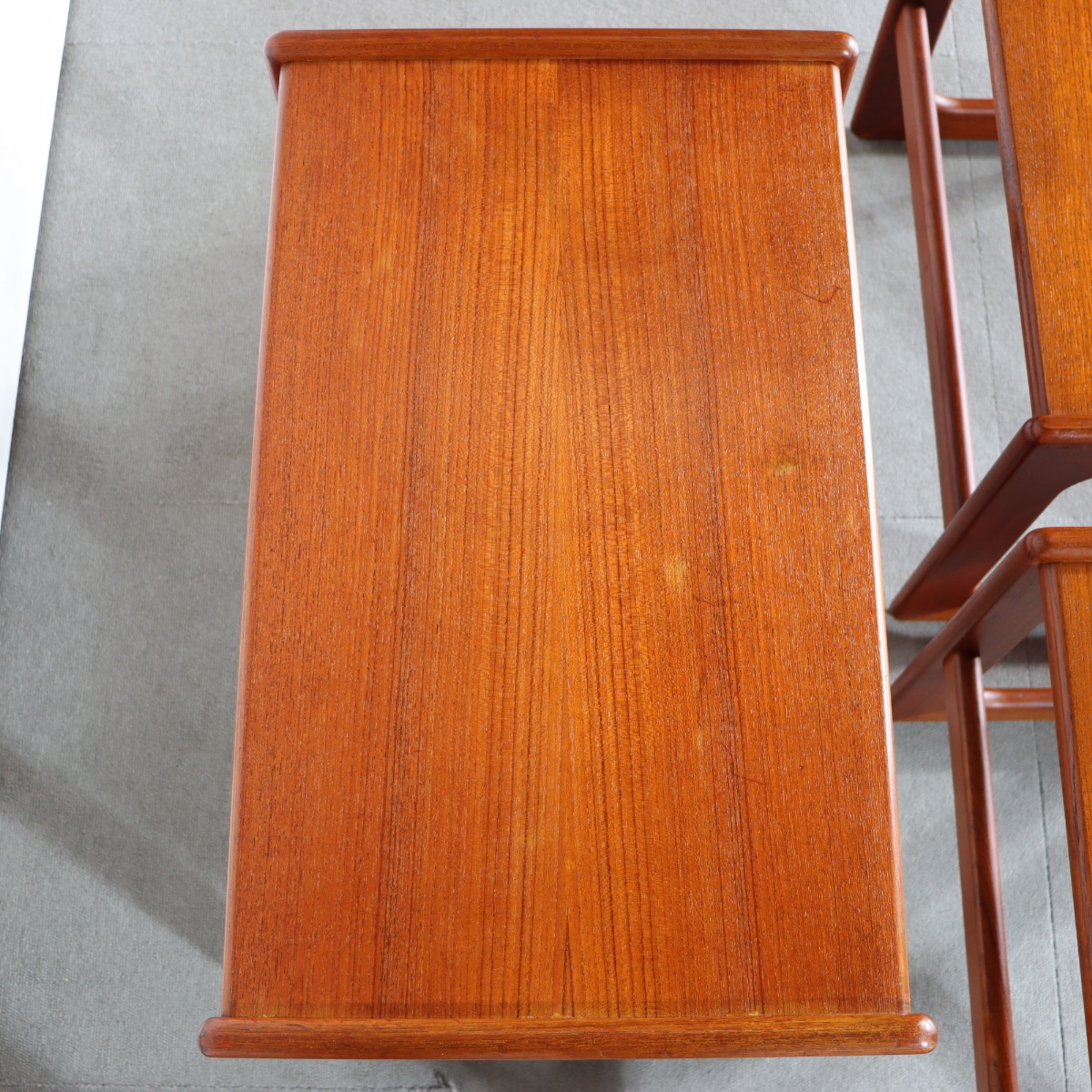 デンマーク製ネストテーブル。木の質感を活かしたチーク材北欧ヴィンテージ。自然体の上質さ。