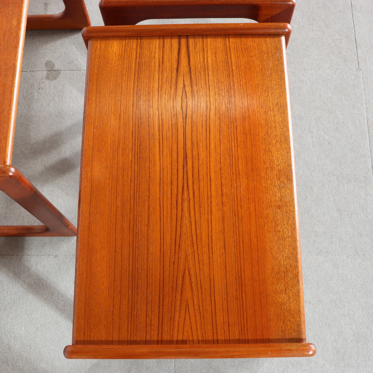 デンマーク製ネストテーブル。木の質感を活かしたチーク材北欧ヴィンテージ。自然体の上質さ。