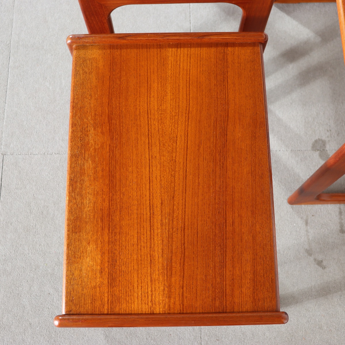 デンマーク製ネストテーブル。木の質感を活かしたチーク材北欧ヴィンテージ。自然体の上質さ。