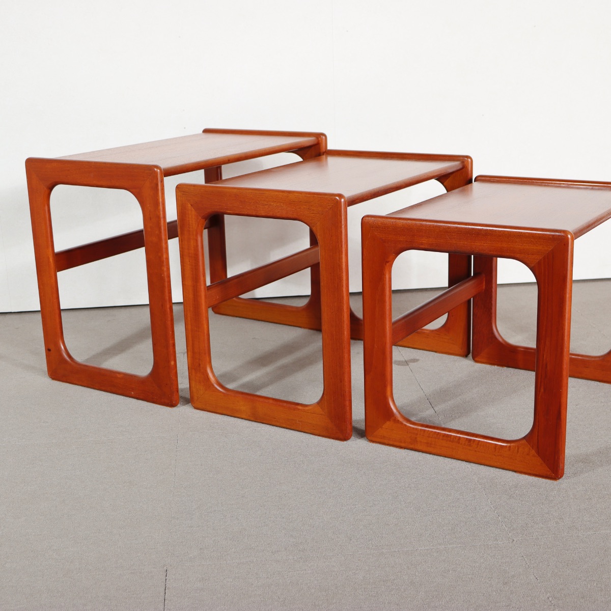 デンマーク製ネストテーブル。木の質感を活かしたチーク材北欧ヴィンテージ。自然体の上質さ。