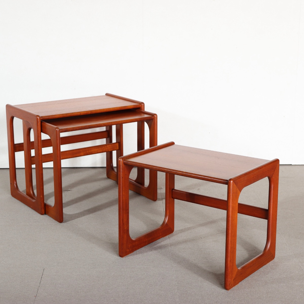 デンマーク製ネストテーブル。木の質感を活かしたチーク材北欧ヴィンテージ。自然体の上質さ。