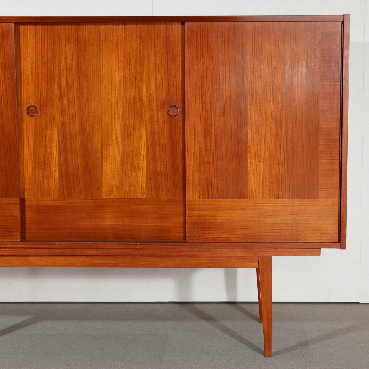 デンマーク製のサイドボード。