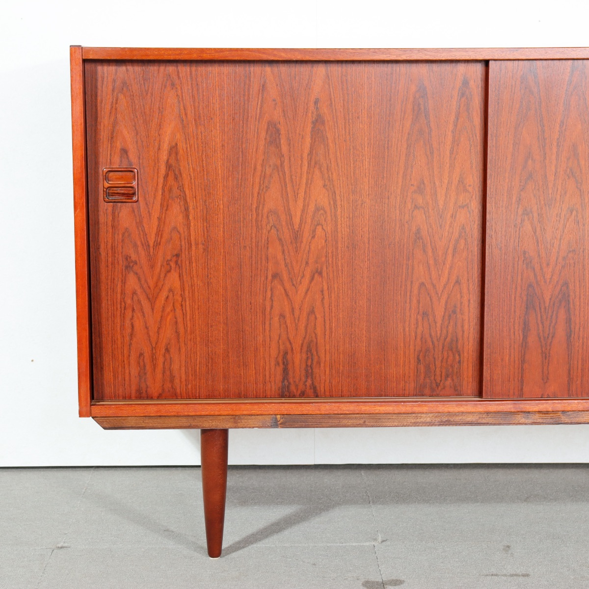 デンマーク製サイドボード。チーク材の木目が静かに語る北欧ヴィンテージ。穏やかな美しさ。