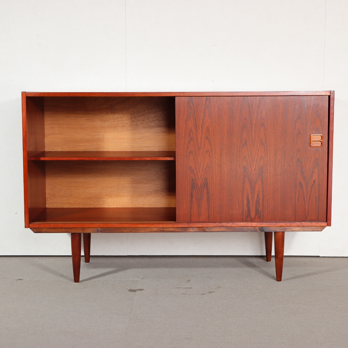 デンマーク製サイドボード。チーク材の木目が静かに語る北欧ヴィンテージ。穏やかな美しさ。