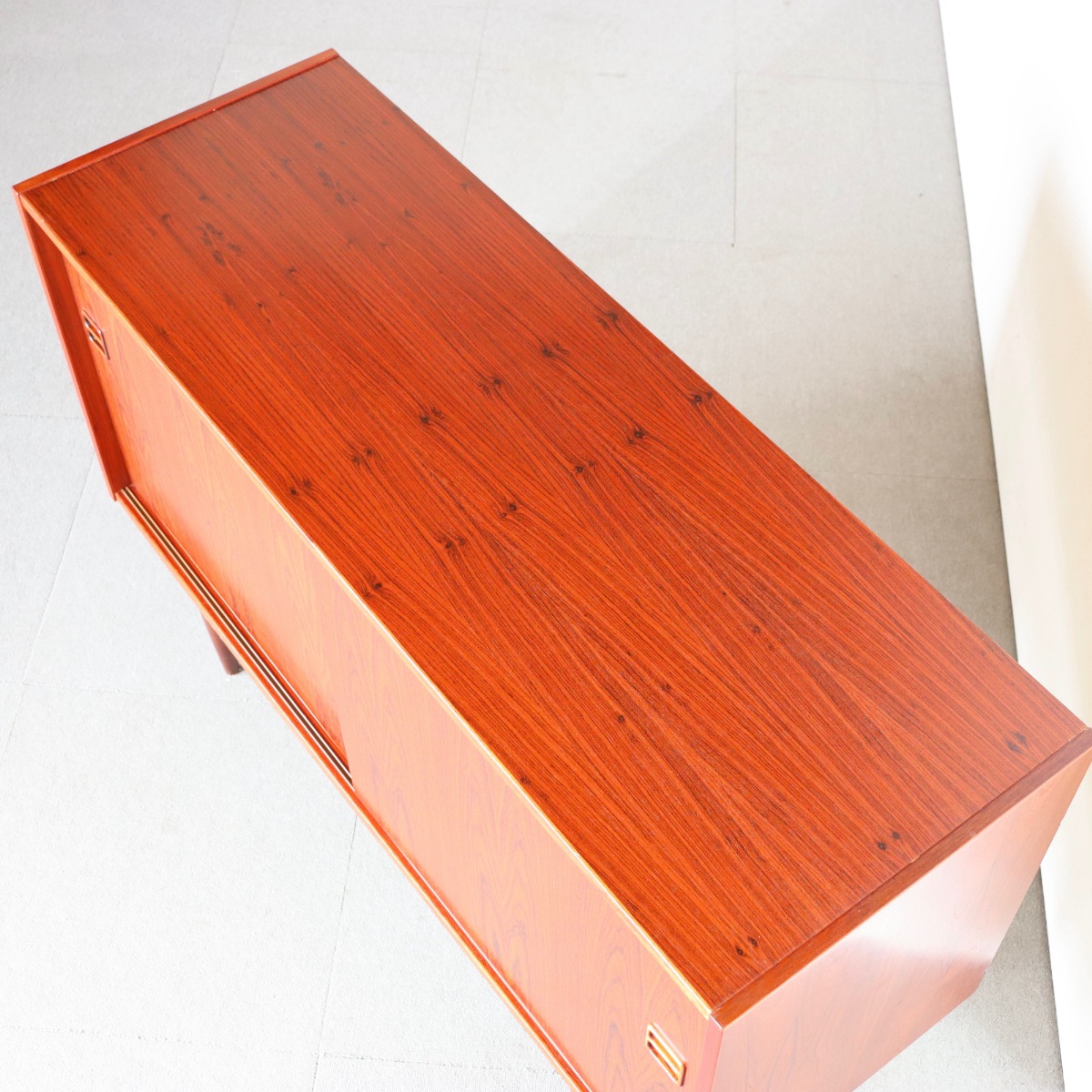 デンマーク製サイドボード。チーク材の木目が静かに語る北欧ヴィンテージ。穏やかな美しさ。