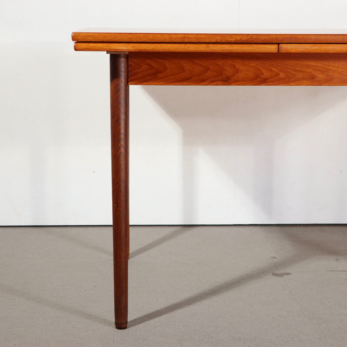 デンマーク製ダイニングテーブル。北欧ヴィンテージ家具のチーク材で落ち着いた表情。