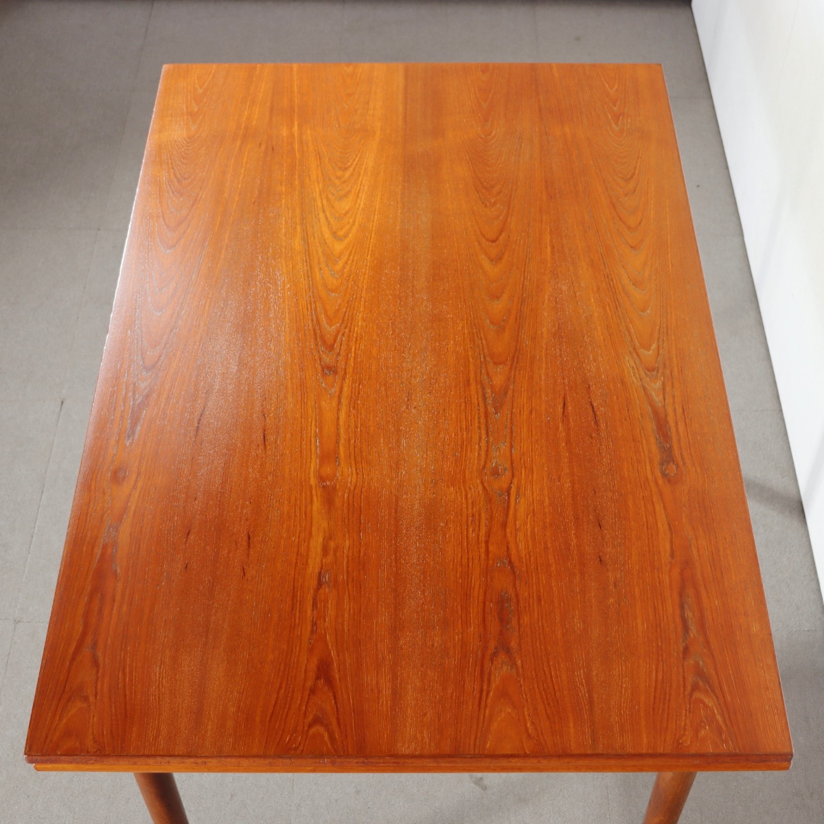 デンマーク製ダイニングテーブル。北欧ヴィンテージ家具のチーク材で落ち着いた表情。