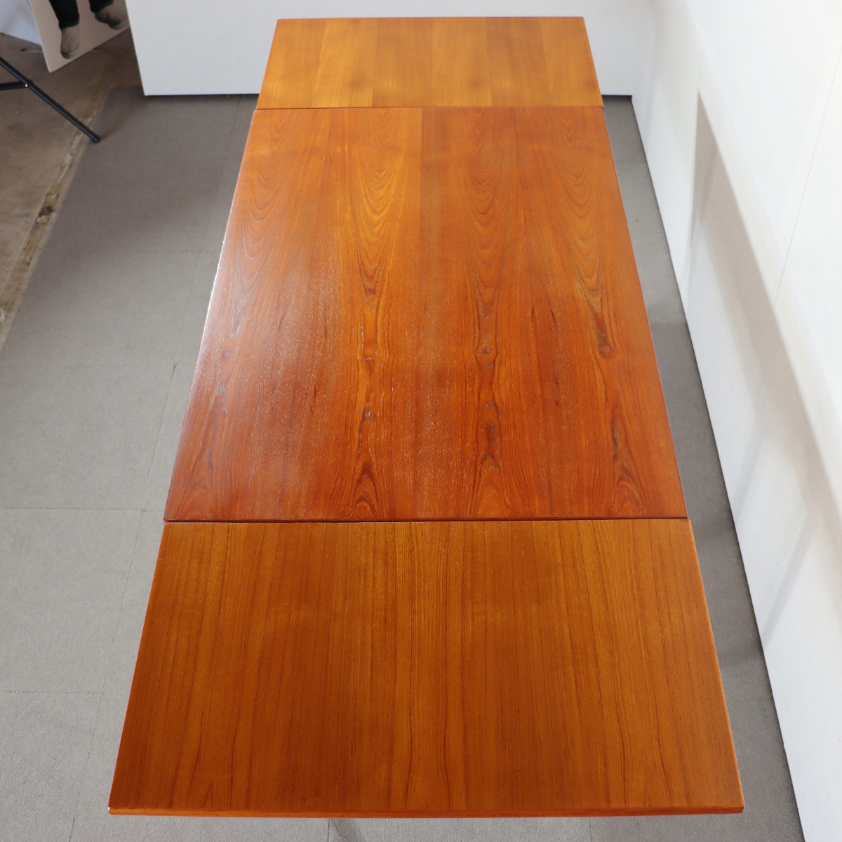 デンマーク製ダイニングテーブル。北欧ヴィンテージ家具のチーク材で落ち着いた表情。