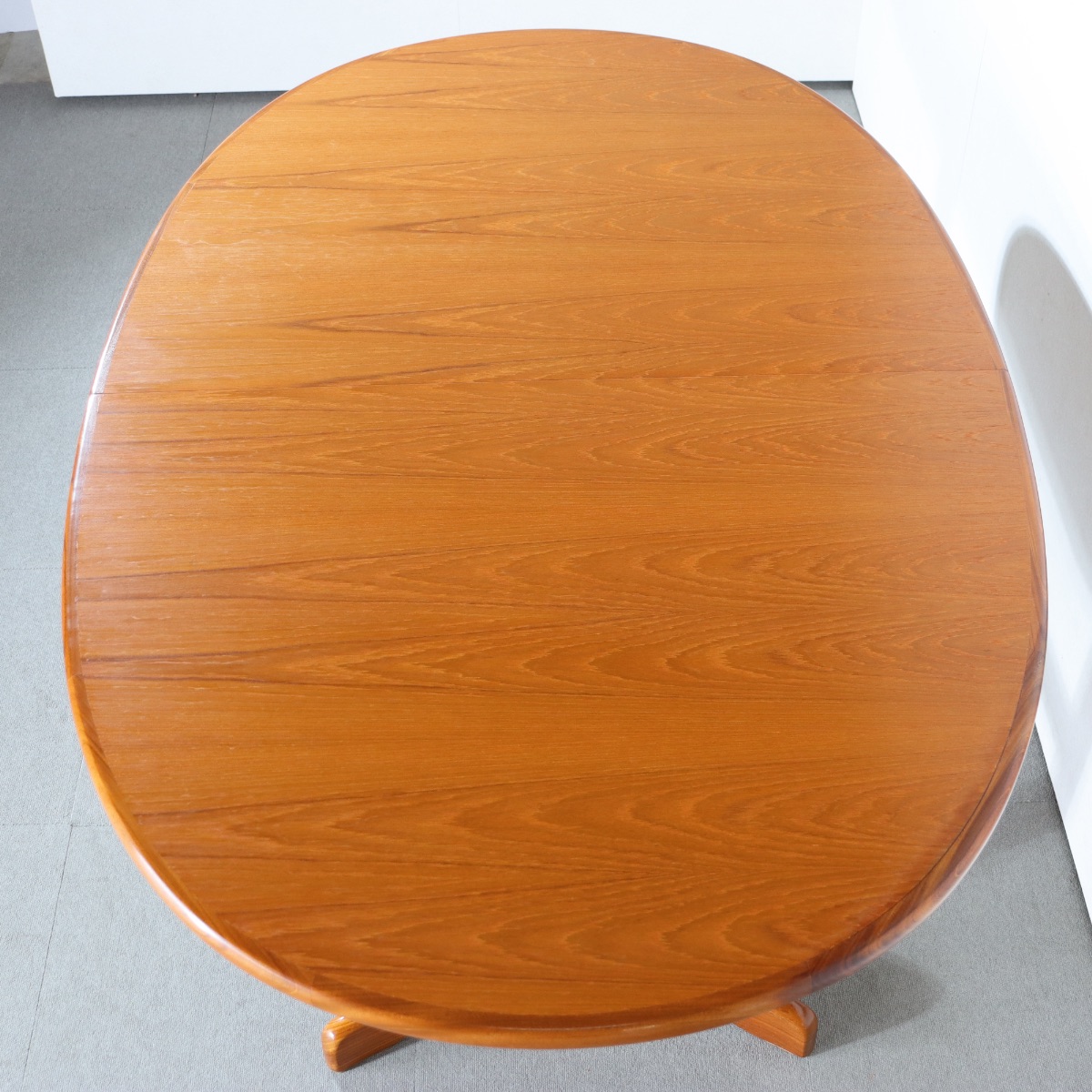 ジープランG-PLANのダイニングテーブル。楕円形。チーク材の落ち着いた色味が空間を整える。