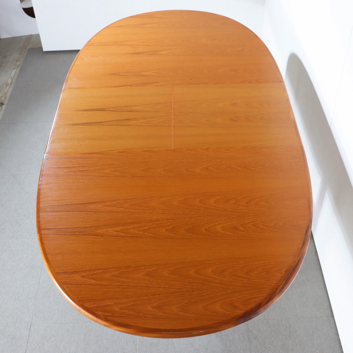 ジープランG-PLANのダイニングテーブル。楕円形。チーク材の落ち着いた色味が空間を整える。