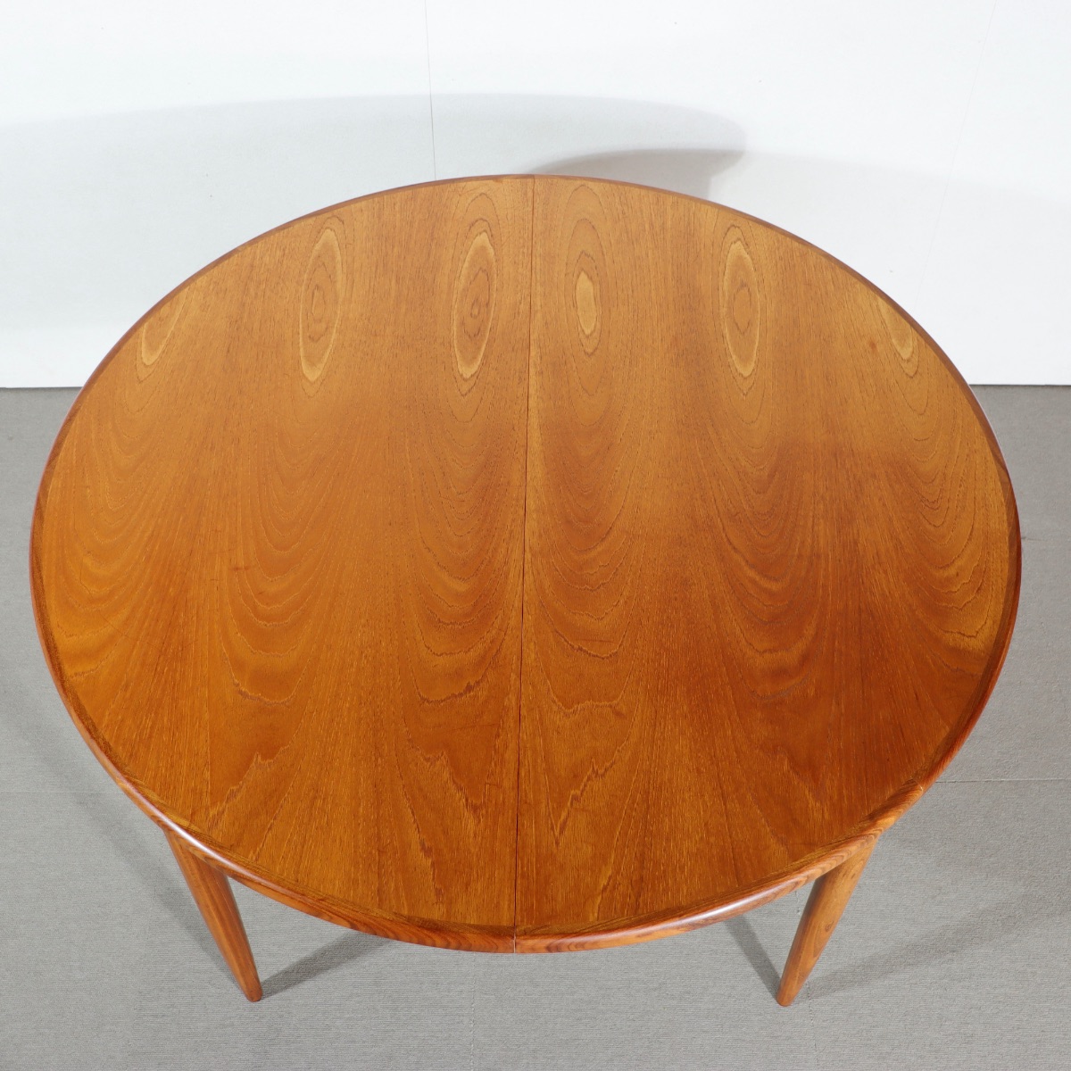 ジープランG-PLANラウンドダイニングテーブル。木の個性を感じるチーク材北欧ヴィンテージ。自然な美しさ。