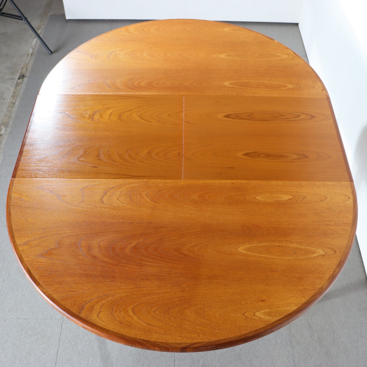 ジープランG-PLANラウンドダイニングテーブル。木の個性を感じるチーク材北欧ヴィンテージ。自然な美しさ。