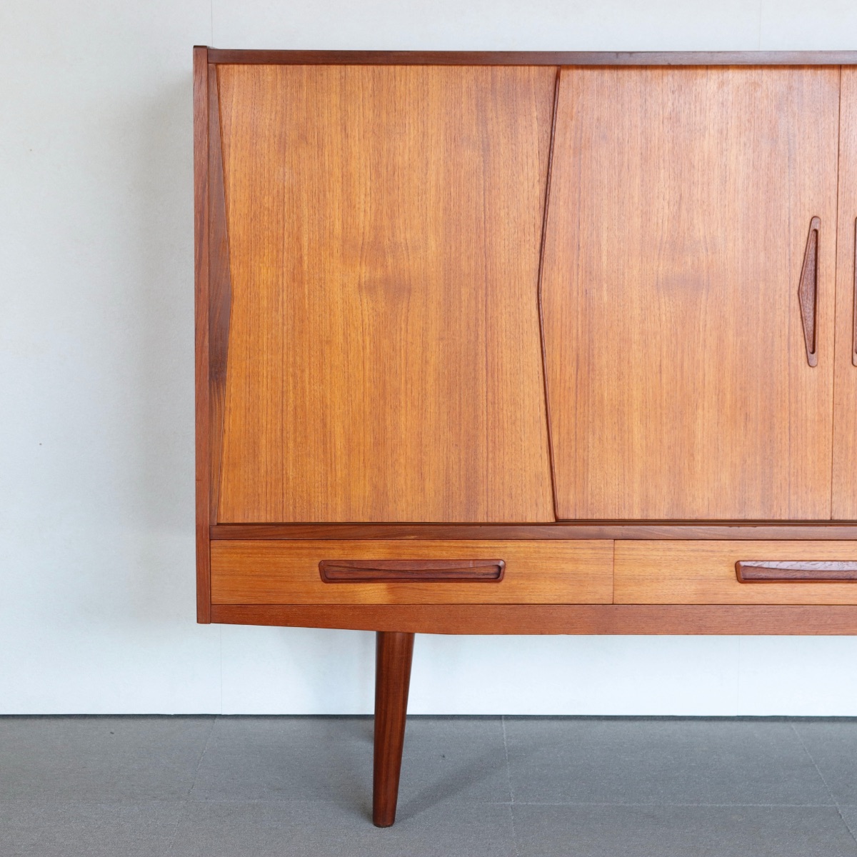 デンマーク製のサイドボード。