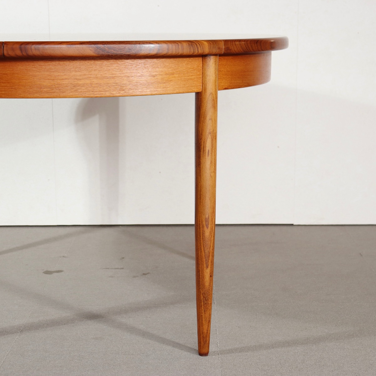 ジープランG-PLANラウンドダイニングテーブル。木の個性を感じるチーク材北欧ヴィンテージ。自然な美しさ。