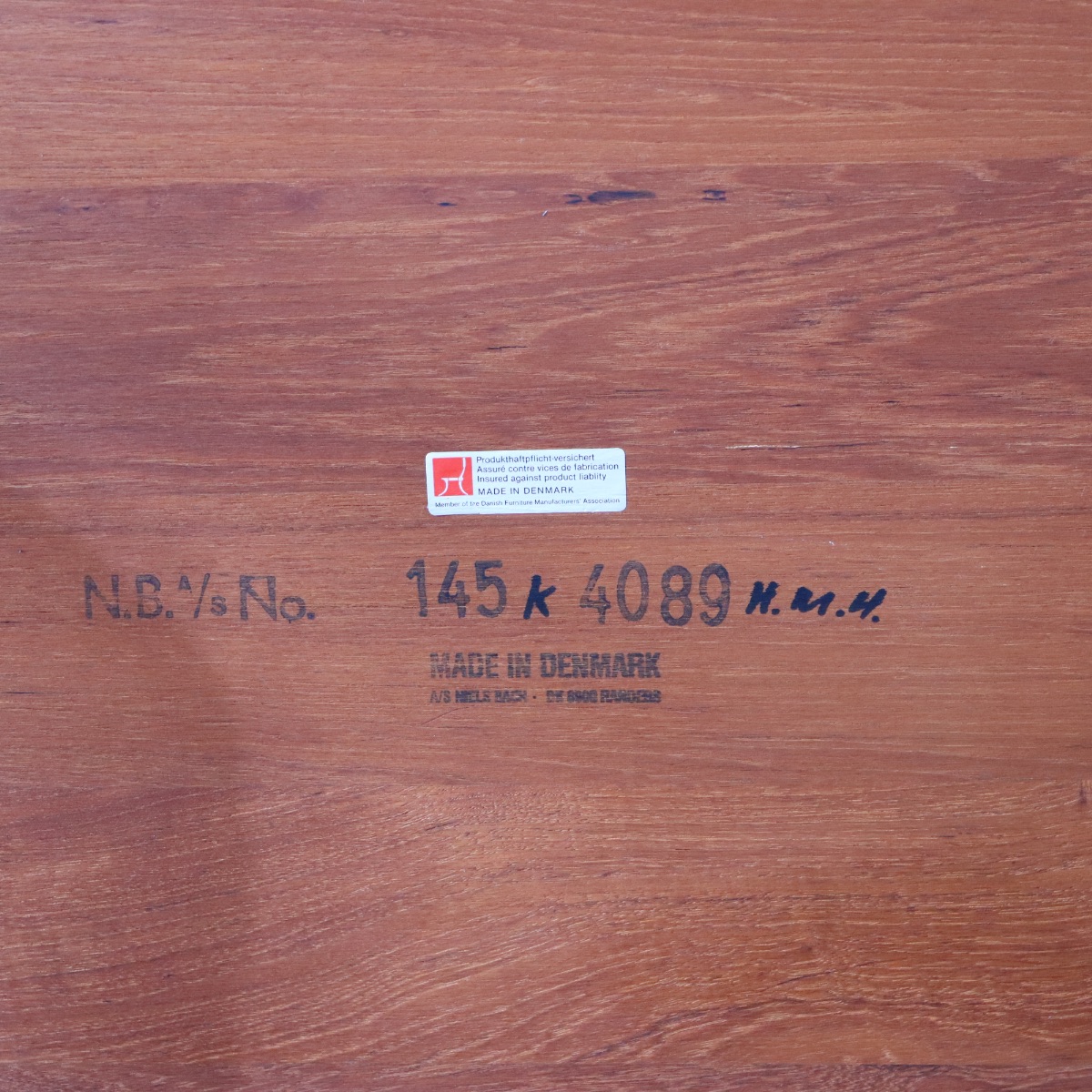 デンマーク製のコーヒーテーブル。柔らかな木肌が魅力のチーク材北欧ヴィンテージ。日常に穏やかな艶を添える。