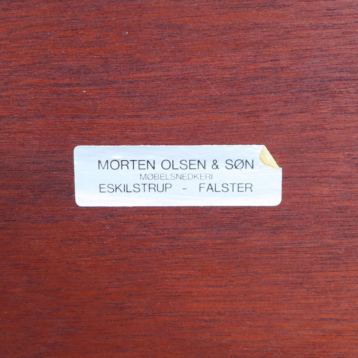 デンマーク製のサイドテーブル。 チーク材の木目が醸す表情が美しい北欧ヴィンテージ。上質な空気を纏う一点。