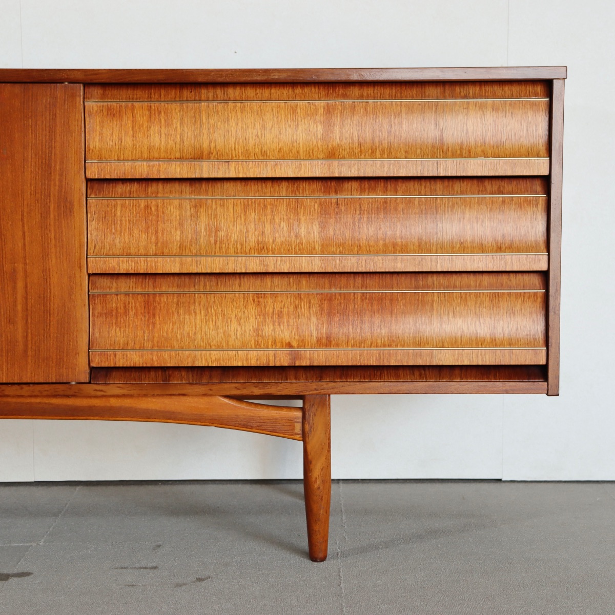 エリオッツオブニューベリーのサイドボード。チーク材の深い色味が魅力の北欧ヴィンテージ。時間を感じる佇まい。