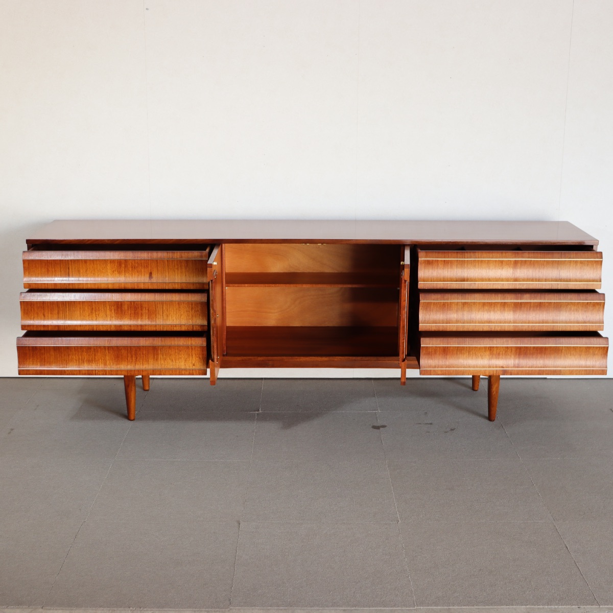 エリオッツオブニューベリーのサイドボード。チーク材の深い色味が魅力の北欧ヴィンテージ。時間を感じる佇まい。