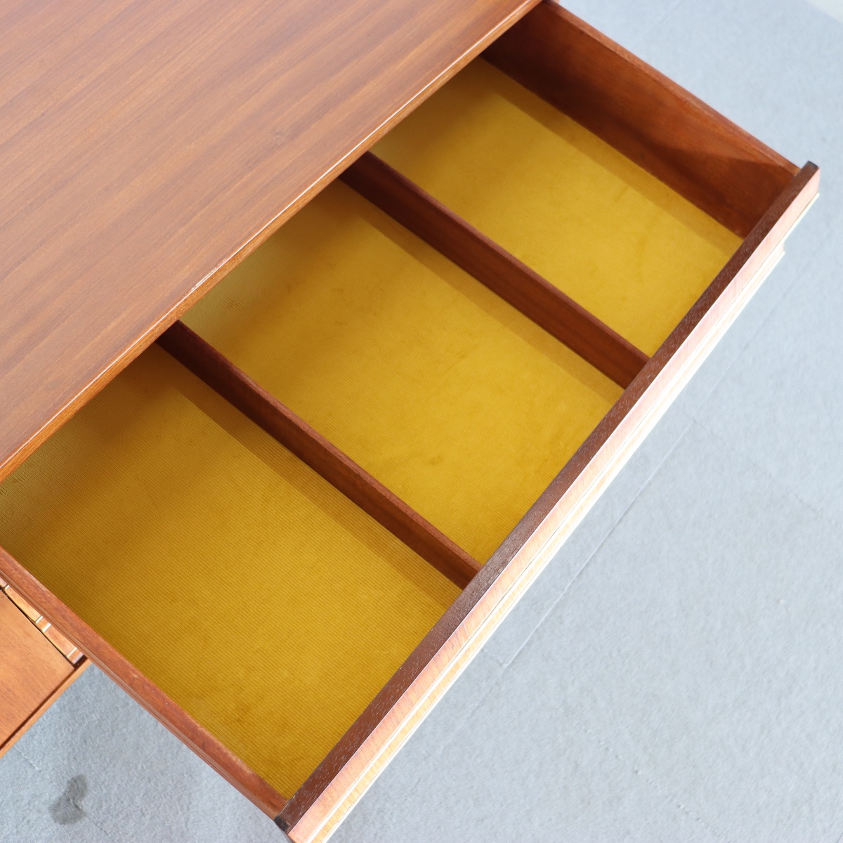 エリオッツオブニューベリーのサイドボード。チーク材の深い色味が魅力の北欧ヴィンテージ。時間を感じる佇まい。