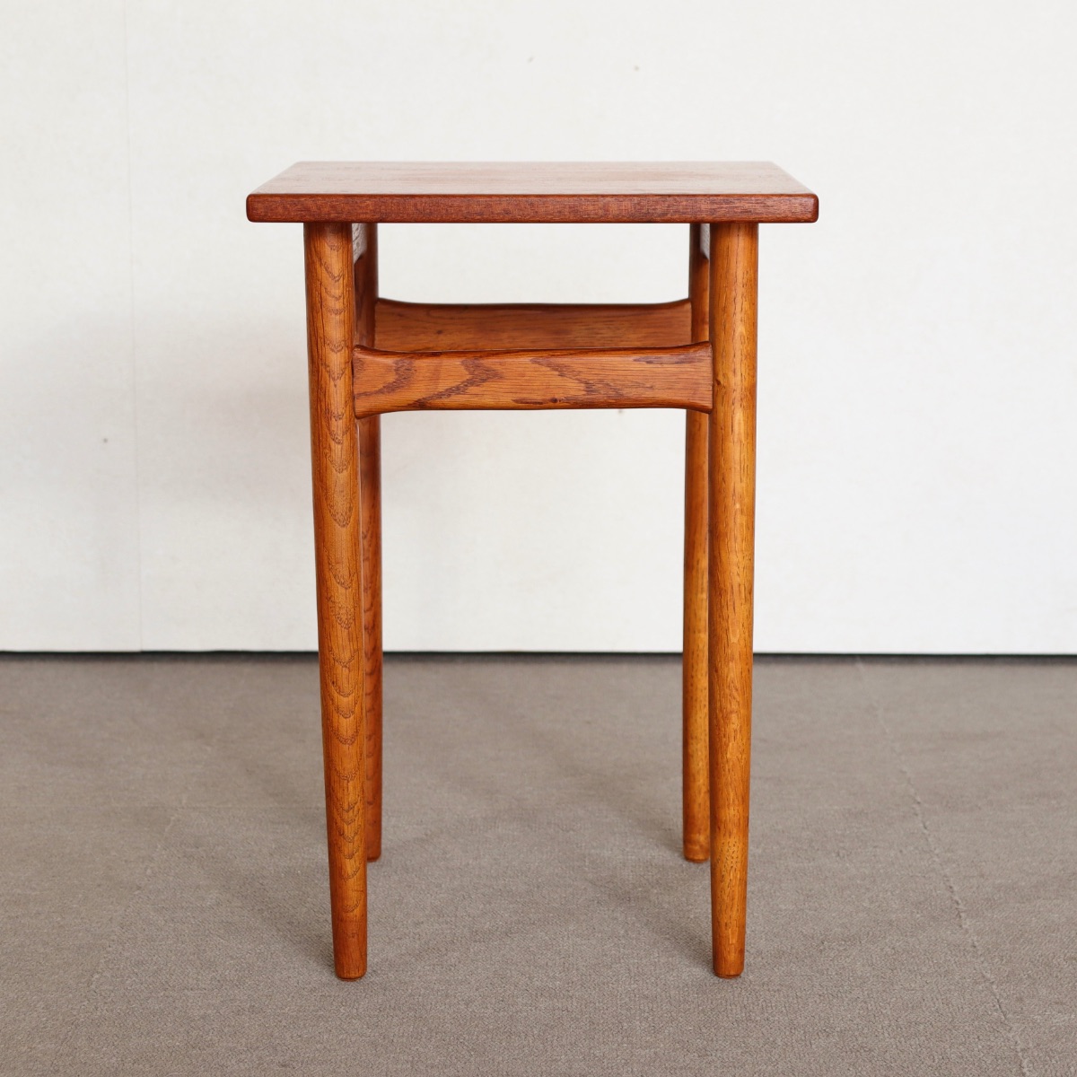 デンマーク製コーヒーテーブル。チーク材の豊かな木目が魅力の北欧ヴィンテージ。静かに時を重ねた深みがある。