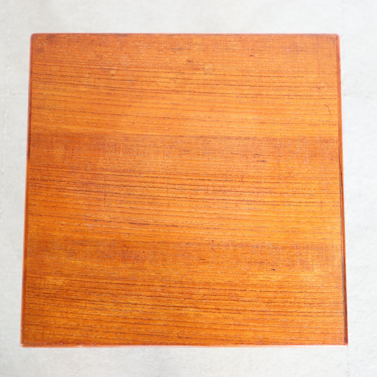 デンマーク製コーヒーテーブル。チーク材の豊かな木目が魅力の北欧ヴィンテージ。静かに時を重ねた深みがある。