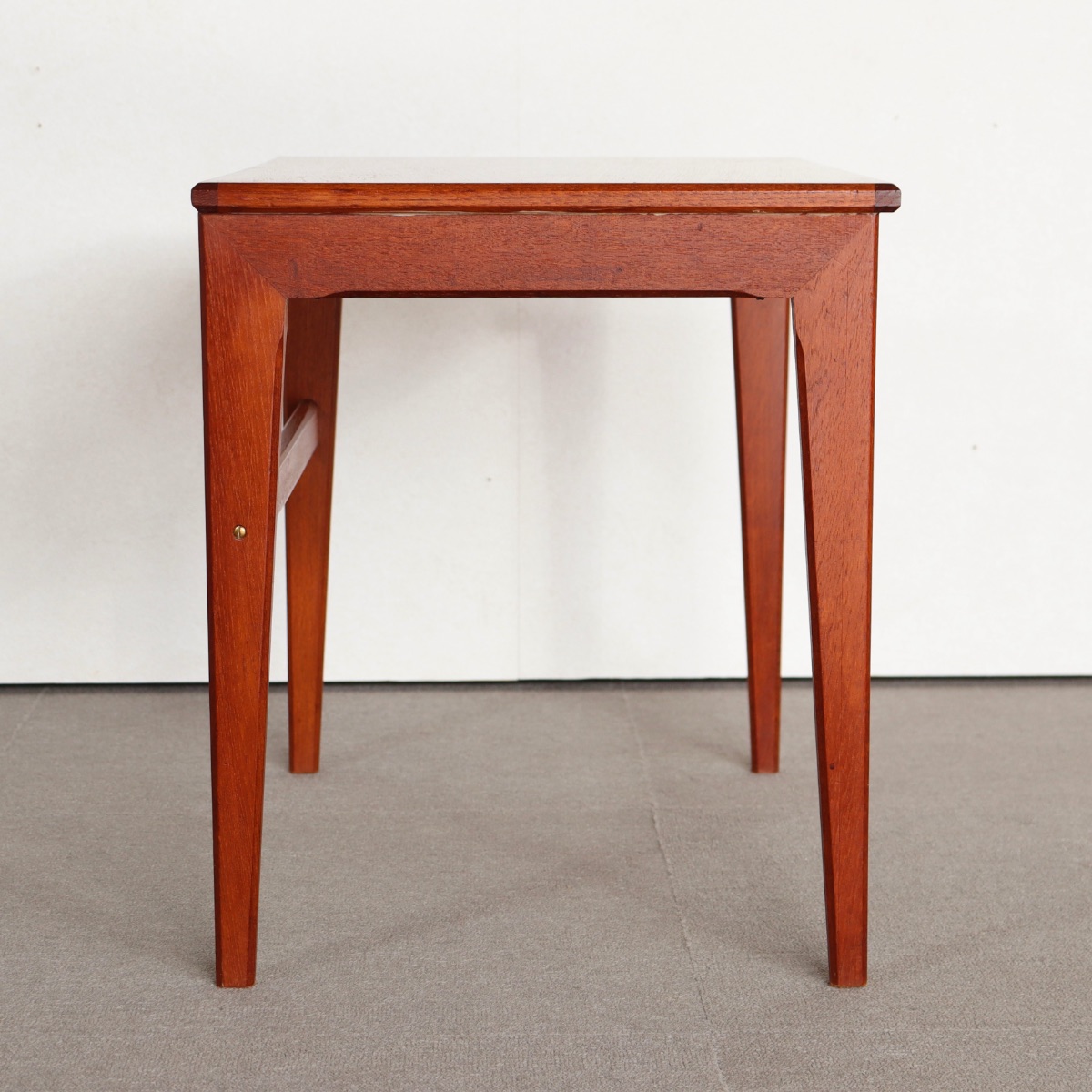 デンマーク製コーヒーテーブル。経年の風合いが美しいチーク材の北欧ヴィンテージ。落ち着いた空気を纏う一台。