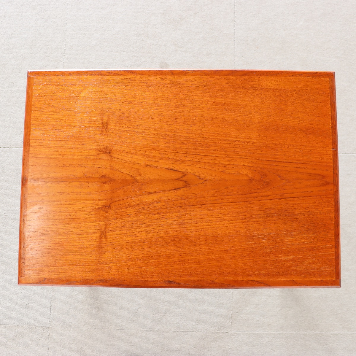 デンマーク製コーヒーテーブル。経年の風合いが美しいチーク材の北欧ヴィンテージ。落ち着いた空気を纏う一台。