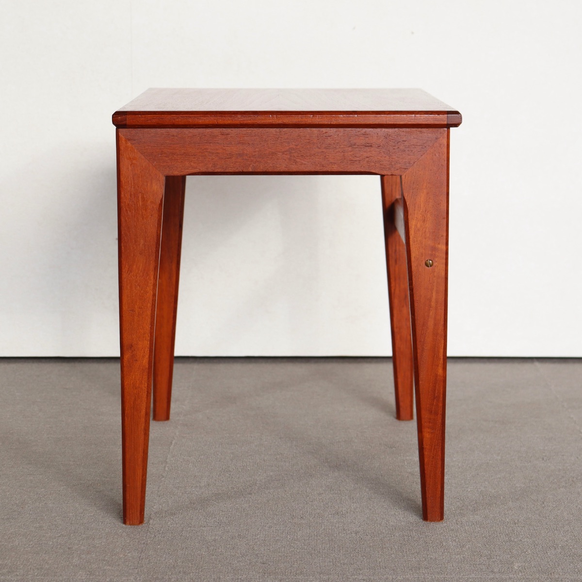 デンマーク製コーヒーテーブル。柔らかな木目が空間に馴染む北欧ヴィンテージ。上品な艶をまとった一台。