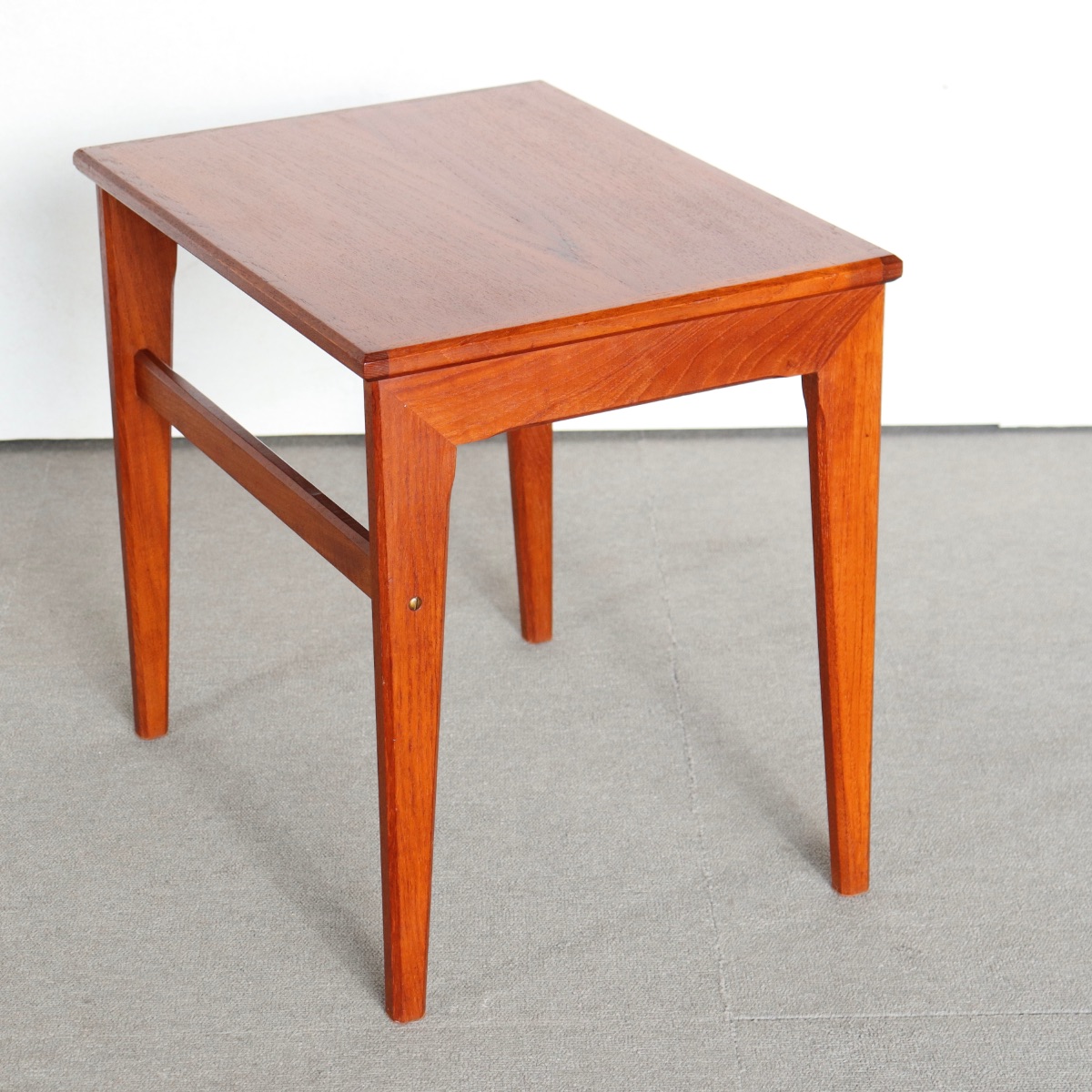 デンマーク製コーヒーテーブル。柔らかな木目が空間に馴染む北欧ヴィンテージ。上品な艶をまとった一台。