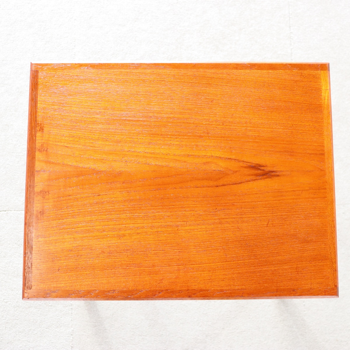 デンマーク製コーヒーテーブル。柔らかな木目が空間に馴染む北欧ヴィンテージ。上品な艶をまとった一台。