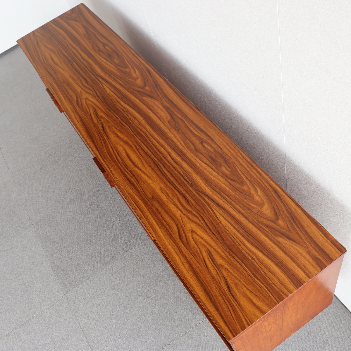 英国ヴィンテージのサイドボード