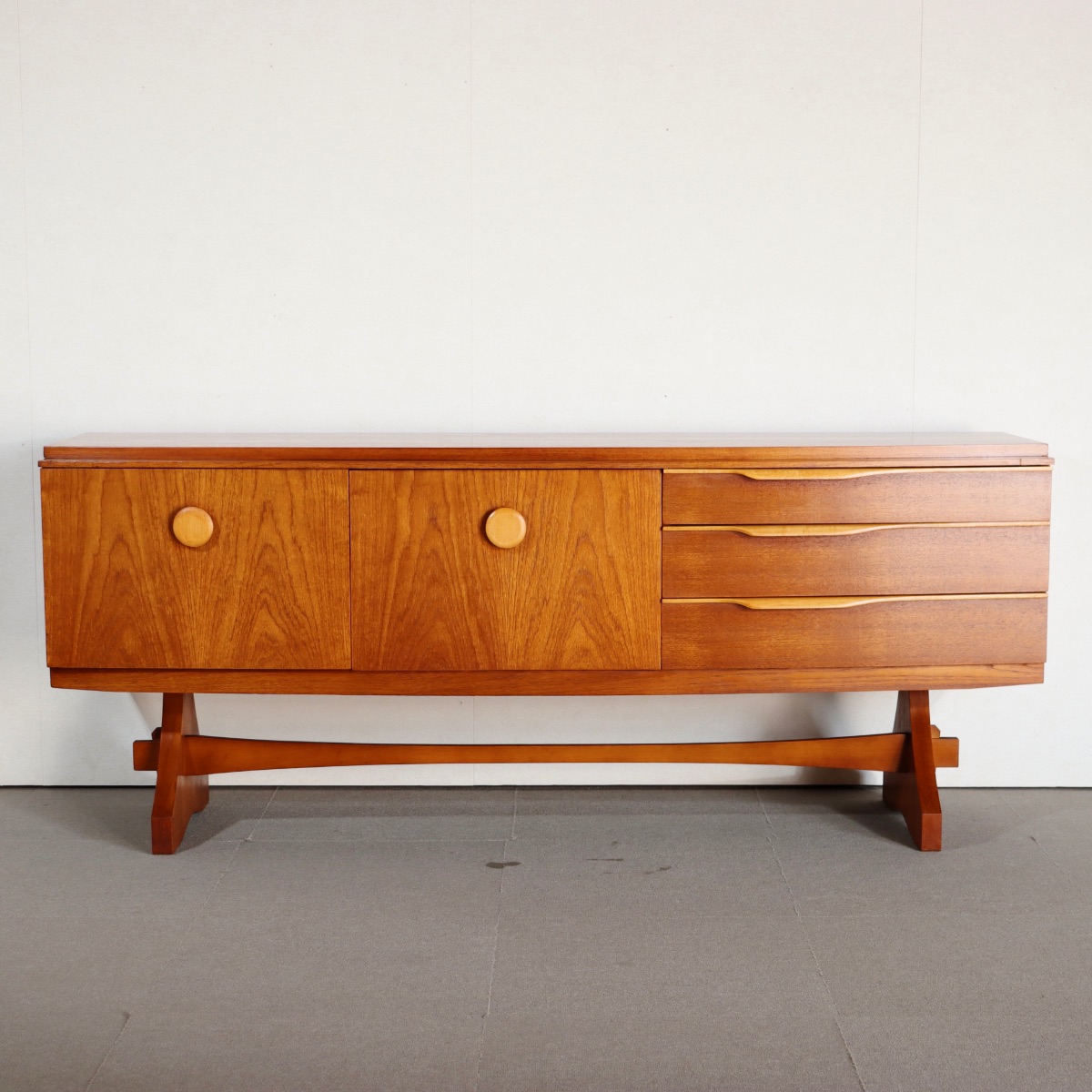 ビューティリティbeautilityサイドボード。チーク材の木目が穏やかに浮かぶ北欧ヴィンテージ。上質な一台。